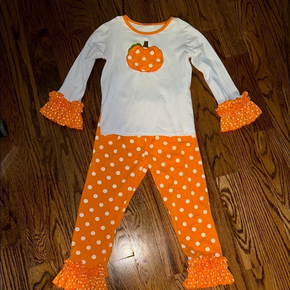Girls polka dot pumpkin appliqué set with pumpkin top and polkadot bottoms NWOT